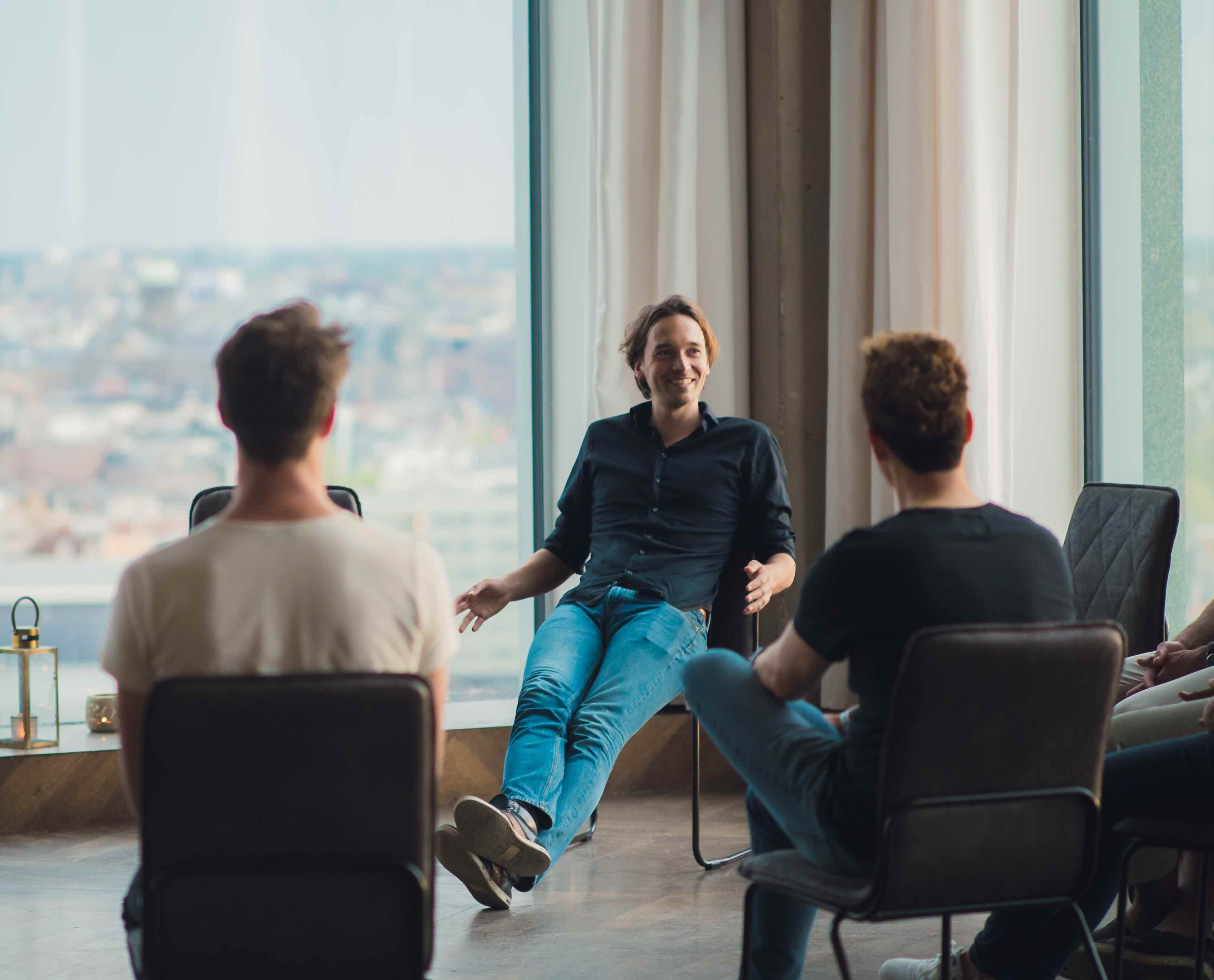 Kringgesprek met mannen die lachen