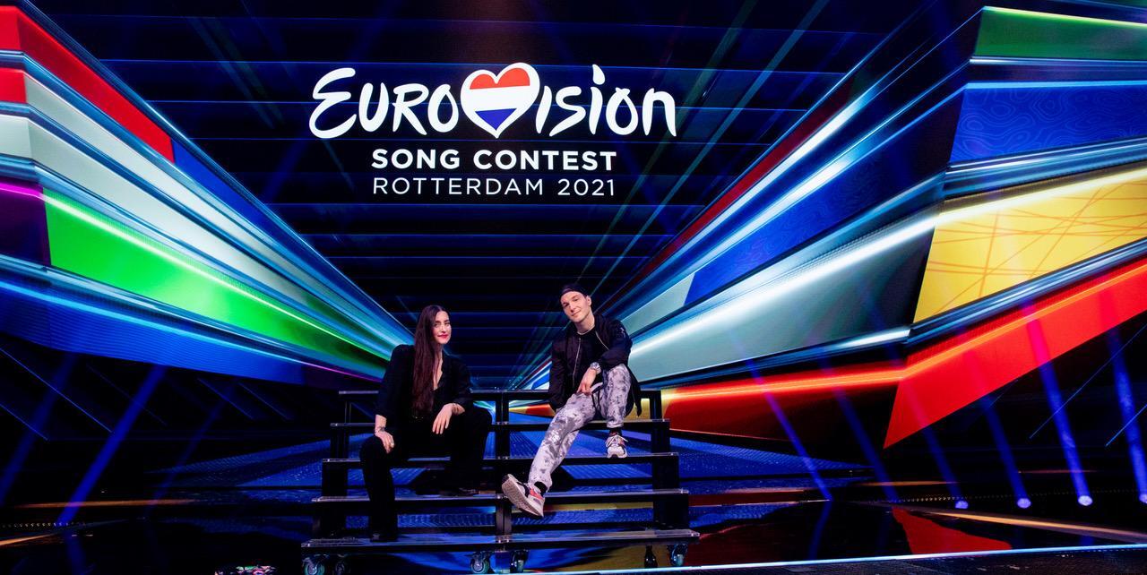 Eurovision song contest Rotterdam 2021 met 2 mensen op een bankje